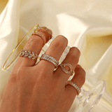 Cassandra Steinbesatt Ring i Gull